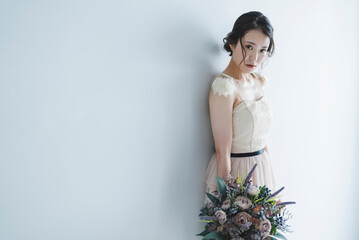 ヘアメイクをしてドレスを着た花嫁