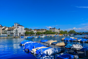 Fototapeta na wymiar Bootssteg in der Altstadt von Zürich