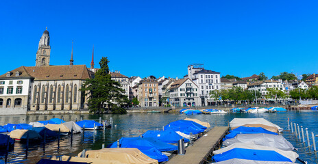 Fototapeta na wymiar Wasserkirche in der Altstadt von Zürich