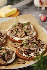 Open sandwiches with grilled mushrooms	