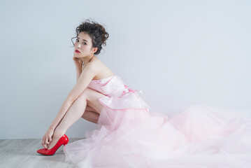 ヘアメイクをしてドレスを着た女性