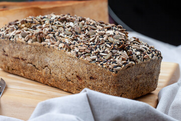 
A healthy and very simple recipe for vegan buckwheat bread made without gluten using sesame and sunflower and pumpkin seeds. Vegetarian food. Serrated bread with scattered green buckwheat grains