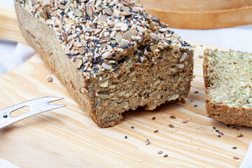 
A healthy and very simple recipe for vegan buckwheat bread made without gluten using sesame and sunflower and pumpkin seeds. Vegetarian food. Serrated bread with scattered green buckwheat grains
