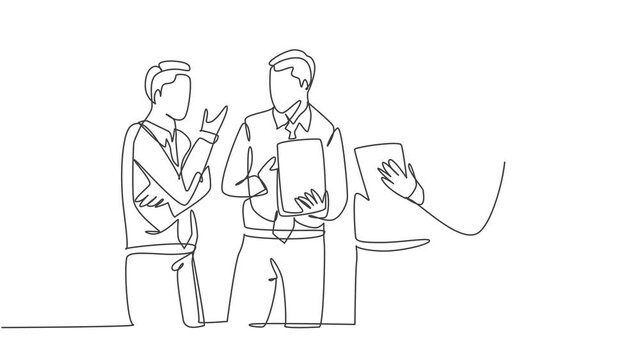 Animated self drawing of one continuous line draw businessmen and businesswoman listening trainer explain business lesson. Business presentation concept. Full length single line animation illustration