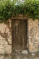 Porte ancienne à Simiane-la-Rotonde, Alpes-de-Haute-Provence, France