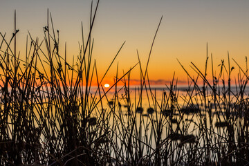 Sonnenuntergang bei ruhigem Wasser auf der Nordsee