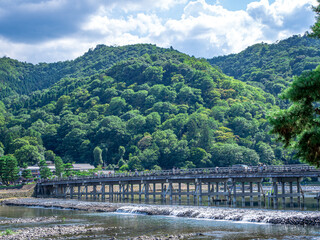 Fototapeta premium 夏の渡月橋の風景