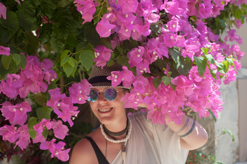 Obraz premium #streetsnap #summerfeeling #summerready #summerholiday #summerdress #flowerlove #womanpower #street_photography #flowerbox #summernight #streetphotography_bw #people_and_world #gardendesign #summer2k1