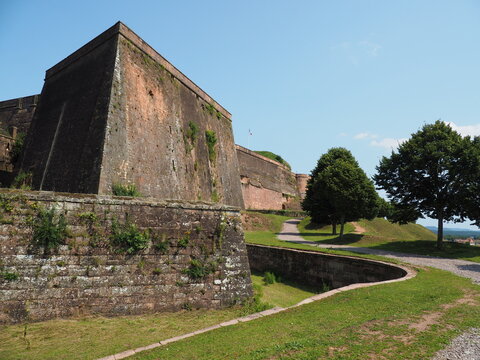 Zitadelle von Bitsch - Citadelle de Bitche – gelegen auf einem Hügel über der Stadt Bitsch