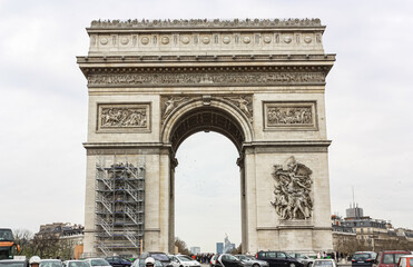 Fototapeta na wymiar Arc de Triomphe on a cloudy day