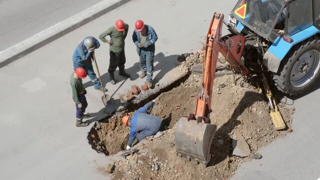 The emergency service is repairing communications on the asphalt section of the road. Repair emergency work.