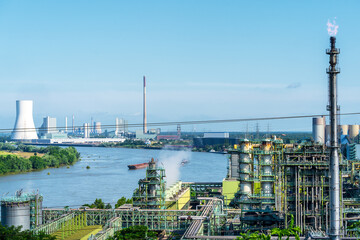 Industrielandschaft mit Stahlwerk und Kraftwerk in Duisburg am Rhein im Ruhrgebiet