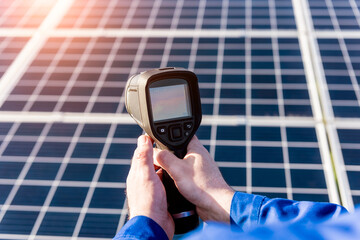 Inspector examination of photovoltaic modules using a thermal imaging camera