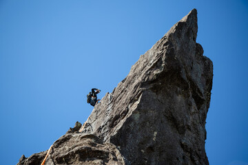 Rapel na pedra do baú com cordas e mosquetão na montanha.
