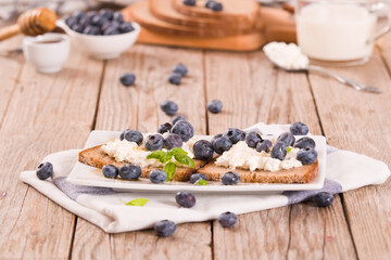 Rye bread with cottage cheese, blueberries and honey.