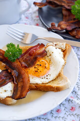 Toast mit Spiegelei und gebratenem Speck