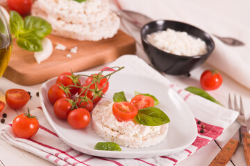 Rice cakes with milk flakes and tomato.