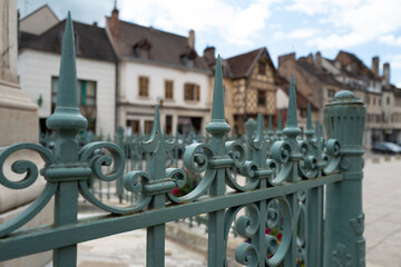 Wunderschönes Detail eines schmiedeeisernen Zauns auf dem Marktplatz einer kleinen französischen Stadt