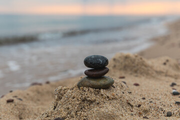 Fototapeta na wymiar decorative composition of stones on the beach