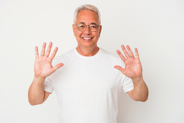 Naklejka premium Senior american man isolated on white background showing number ten with hands.