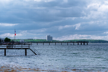 Obraz premium Frühling an der Ostsee am Timmendorfer Strand mit einem blühendem Rapsfeld in den Dünen