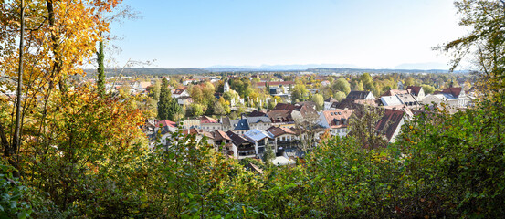 Obraz premium view from the hillside to tourist resort Wolfratshausen, autumnal landscape bavaria