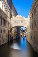 Papier Peint photo Pont des Soupirs bridge obridge of sights in the evening with blue sky in Venicef sights in the evening with blue sky in Venice, Italy