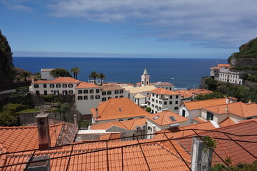 Obraz premium view of the town near ocean