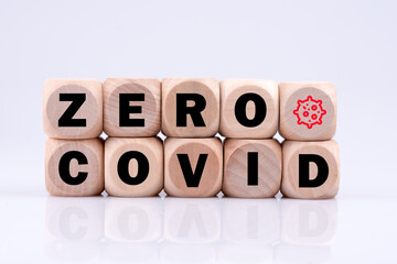 ZERO COVID mit dem Symbol eines Virus auf einzelnen Buchstaben Würfeln mit weißen Hintergrund