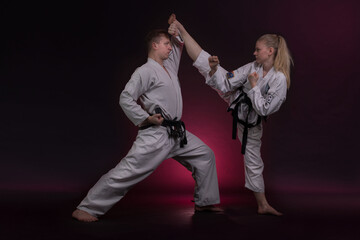  Taekwondo, Kampfsport junges Paar beim Taekwondo Training