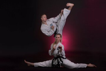 Taekwondo, Kampfsport junges Paar beim Taekwondo Training