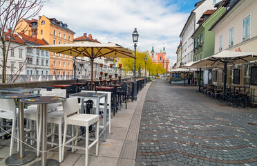 Obraz premium Empty streets in Ljubljana's old city center on spring Sunday morning, usually packed with people, due to coronavirus quarantine, Ljubljana, Slovenia