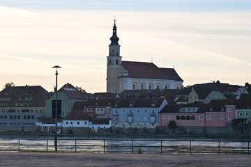 Obraz premium Kirche St. Sebastian in Schärding bei Sonnenuntergang mit Inn, Österreich