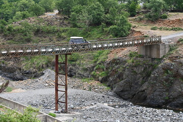 Geländewagen fährt über Brücke in Albanien