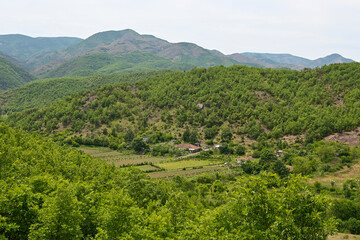 Fototapeta na wymiar Bauernhof und Felder in der Mirdita in Albanien