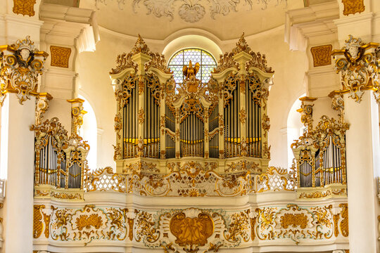Wieskirche - Die Wallfahrtskirche zum Gegei&szlig;elten Heiland auf der Wies in Steingaden 