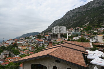 Fototapeta na wymiar Panorama-Hotel am Hang von Kruja Albanien