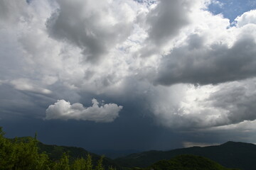 Panorama vom Kraba-Pass über albanische Berge mit Gewitterwolken am Himmel, bei Tirana in Albanien