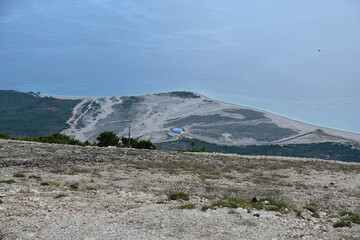 Küstenlinie Delta e Perroit te Palases mit Strand und Meer, Panorama-Blick vom Llogara-Pass in Albanien