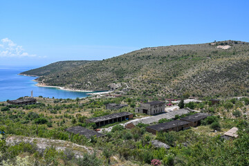 Fototapeta na wymiar Alte Militärstation mit einem U-Boot-Bunker im Berg in Porto Palermo in Albanien, Küstenlinie mit Meer und blauem Himmel im Sommer