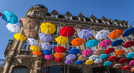 Brive la Gaillarde (Corrèze, France) - Décorations de rue estivale avec des parapluies colorés