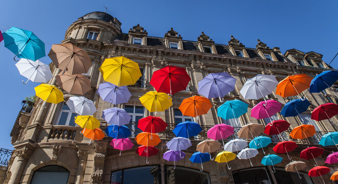Brive la Gaillarde (Corr&egrave;ze, France) - D&eacute;corations de rue estivale avec des parapluies color&eacute;s