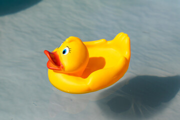 Żółta gumowa kaczka w basenie na wodzie. - obrazy, fototapety, plakaty