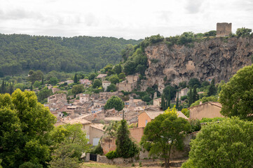 Fototapeta na wymiar Small old village in hear of Provence Cotignac with famous cliffs with cave dwellings