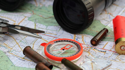 kompas, lornetka, multitool, pocisk, bullet scale, binoculars, compass, map - obrazy, fototapety, plakaty