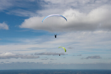 Auvergne-Rhône-Alpes - deux parapentes au sommet du Puy de Dôme