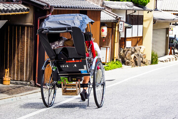 Fototapeta na wymiar 京都の街並み 人力車