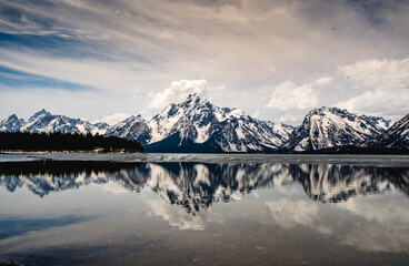 Fototapeta na wymiar Mountains reflect over the lake