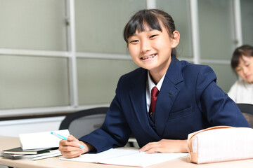 勉強をする制服を着た女子学生