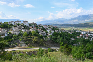 Fototapeta na wymiar Altstadt von Gjirokastra in Albanien mit traditionellen Häuser mit steinernen Dächer